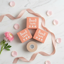 Boob Tape flat lay elegante com flores e mármore