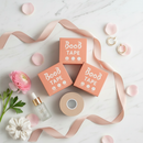 Boob Tape flat lay elegante com flores e mármore